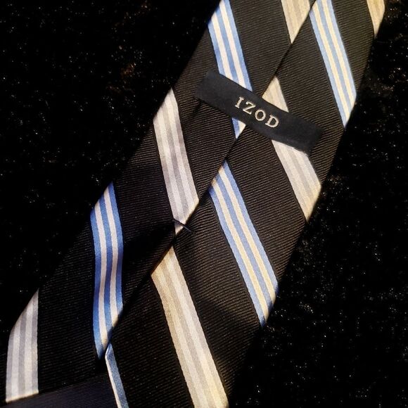 IZOD 100% silk tie - Picture 2 of 3